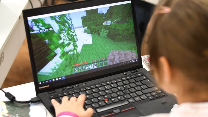 V rámci projektu mali deti možnosť hrať aj špeciálnu enviro verziu svetovo známej hry Minecraft. / Foto: Zuzana Gránska