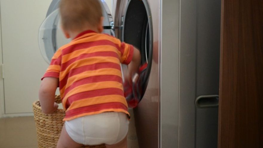 Deti vám rady pomôžu aj pri nakladaní práčky. Stačí im dať príležitosť.