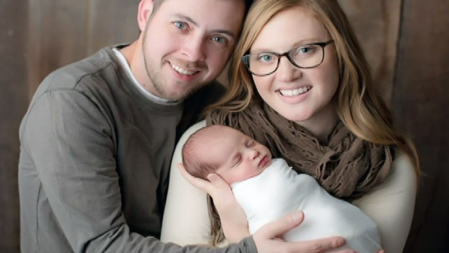Manželia Gibsonovci z amerického štátu Tennessee privítali na svete zdravé dievčatko, ktoré sa narodilo z embrya zmrazeného pred 24 rokmi. 