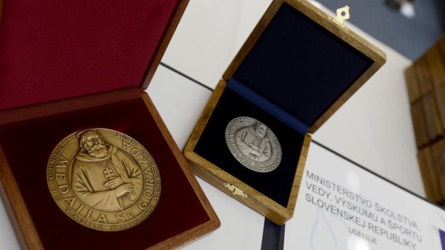 Veľké i Malé medaily sv. Gorazda a ďakovné listy dostalo celkovo 61 učiteľov a pracovníkov v školstve.
