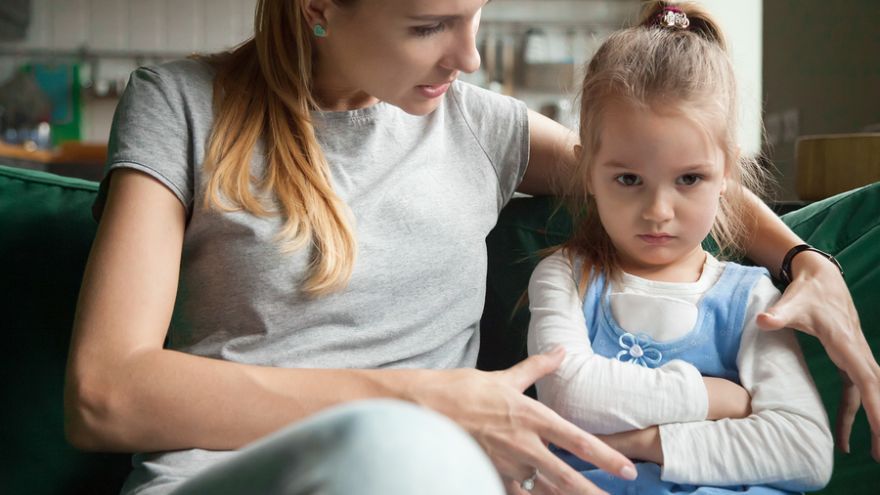 Tým, že dieťaťu nedovolíte, aby vás ovládalo, mu slúžite ako vzor duševnej sily. Vidí, že hoci nedokáže ovládať vás, dokáže ovládať svoje správanie. 