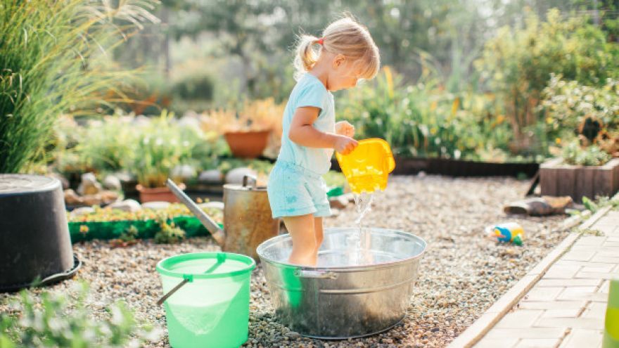 Deti sa zabavia s vodou aj v záhrade či na balkóne. 