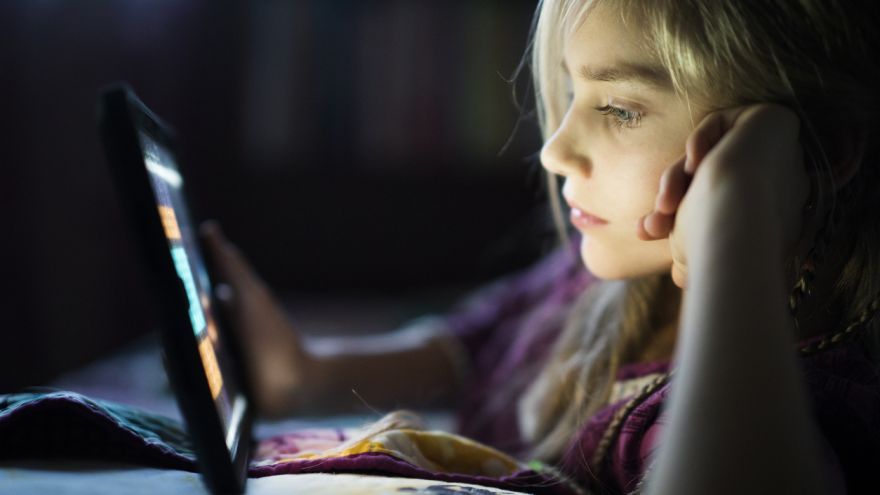 Podľa neurovedkyne Susan Greenfield brzdia sociálne médiá deti v rozvoji a vracajú ich do veku 3-ročných detí.