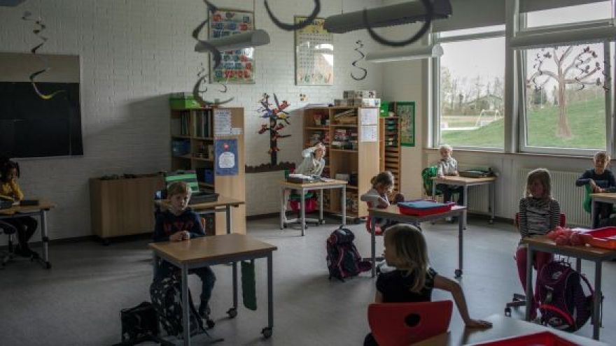 Dánske deti v triede po otvorení školy v čase pandémie. 