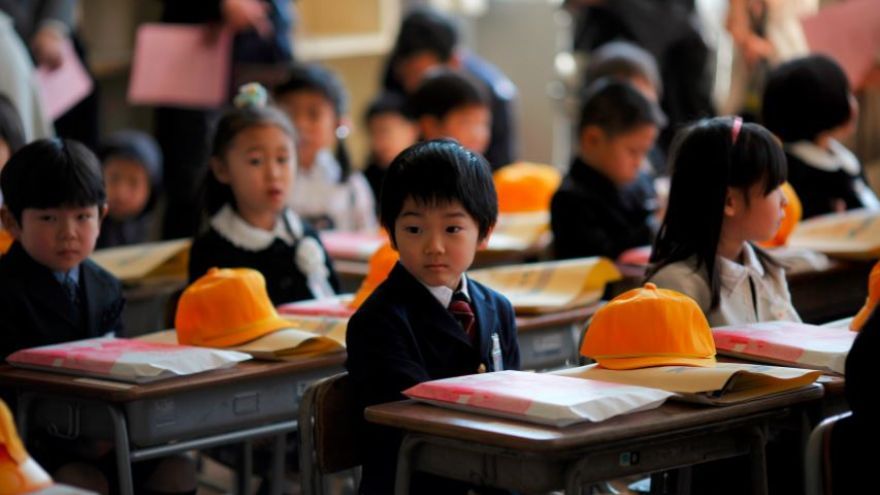 Japonské deti bežne v školách utierajú v triedach nábytok, zametajú a umývajú podlahy, alebo servírujú obedy. Považujete to za nevhodné? Japonci majú na to iný úplne názor.