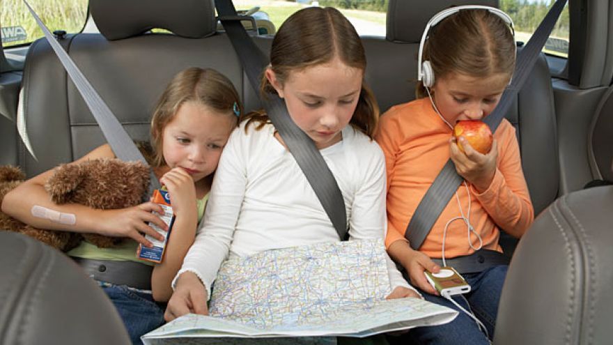 Dlhé cestovanie s deťmi vôbec nemusí byť nudné a otravné, ak máte dostatočnú fantáziu, ako deti zabaviť.