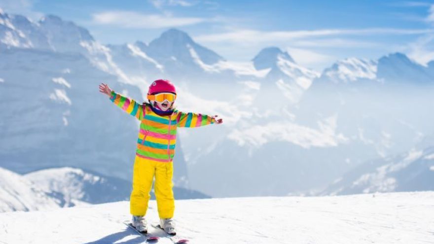 Učenie lyžovania pred 3. rokom života nie je podľa mnohých inštruktorov efektívne. 