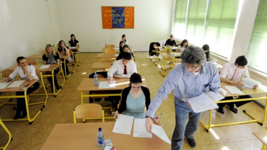 Maturitný týždeň sa pre stredoškolákov začal s písomnou skúšou zo slovenského jazyka a literatúry.