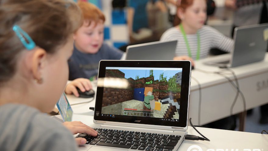 Deti zo Základnej školy Benkovej v Nitre mali možnosť počas Minecraft Day otestovať enviro verziu Minecraft Education Edition.