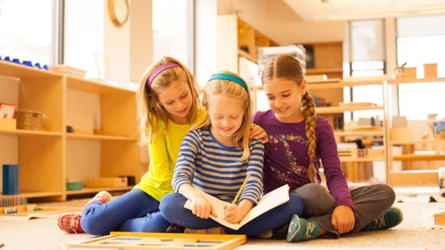 Montessori školy majú svoje špecifické znaky, ktoré v tradičných školách nenájdete. 