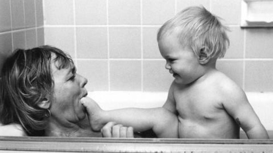Fotograf Ken Heyman fotil okrem iného rád aj rodiny a ich životy. Ak si jeho staré fotografie pozriete dnes s odstupom času, uvidíte, že materstvo bolo vždy rovnako krásne.