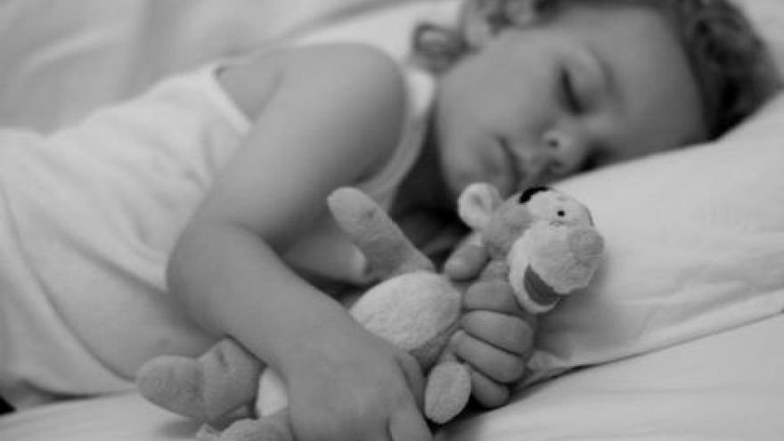 Popoludňajší spánok je u detí dôležitý. Má mnoho benefitov pri ich ďalšom vývine. 
