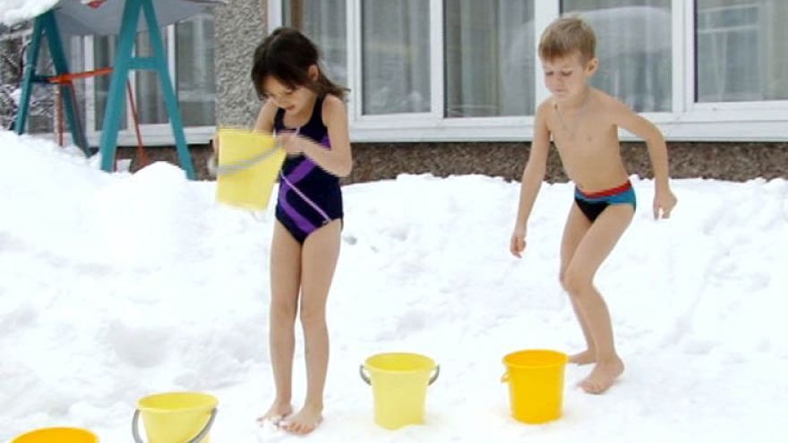 Škôlkari sa v Rusku otužujú v snehu. Rodičia to podporujú.