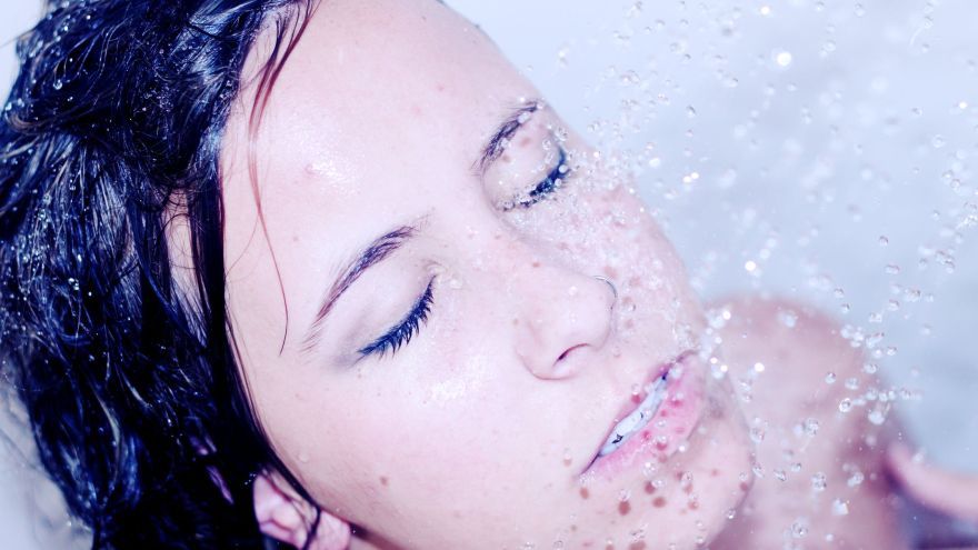 Otužovanie studenou sprchou prináša so sebou obrovské množstvo benefitov.