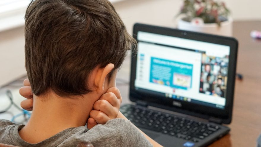 Pri online hodinách je náročné udržať pozornosť dieťaťa.
