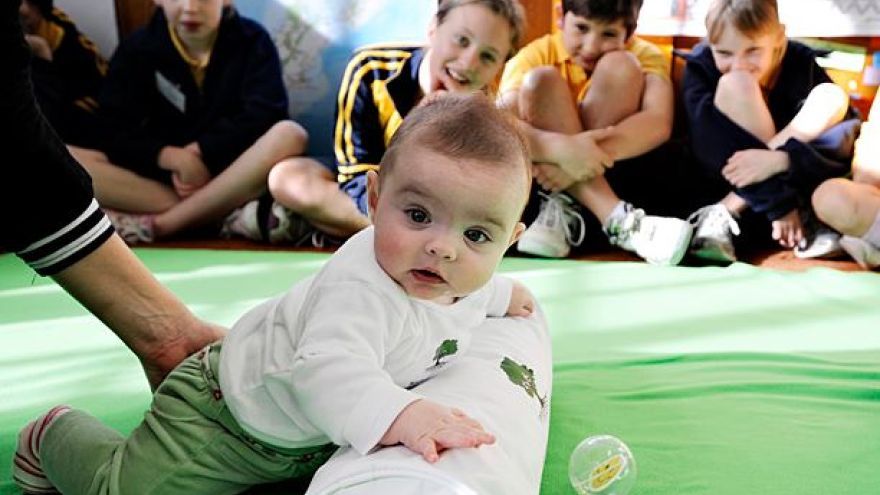 Kanadský program Korene empatie stavia do role učiteľov krehké bábätká.