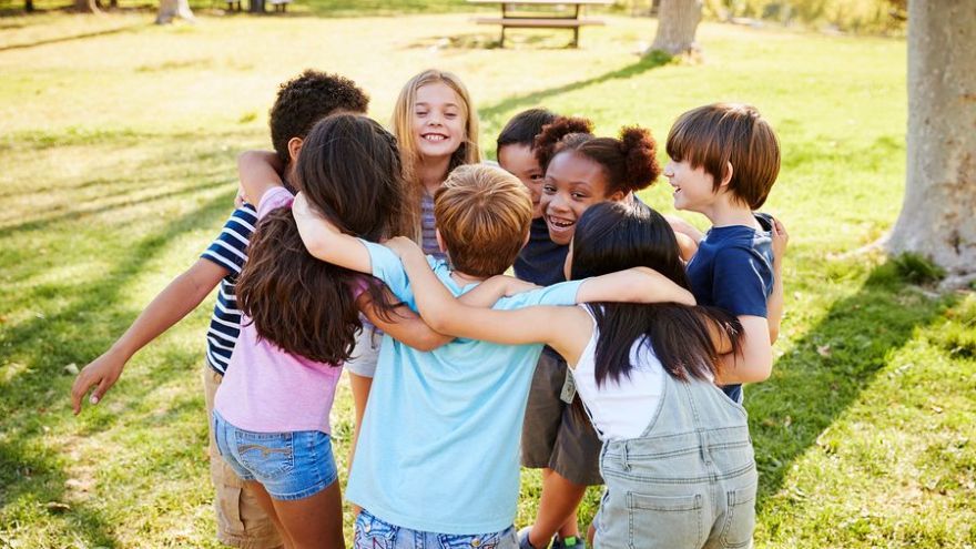 Rovesnícka skupina je pre dieťa významným a nenahraditeľným  socializačným prostredím. Rovesníci sú zdrojom rôznych informácií, majú vplyv na formovanie postojov, názorov a tiež na správanie jednotlivca. 