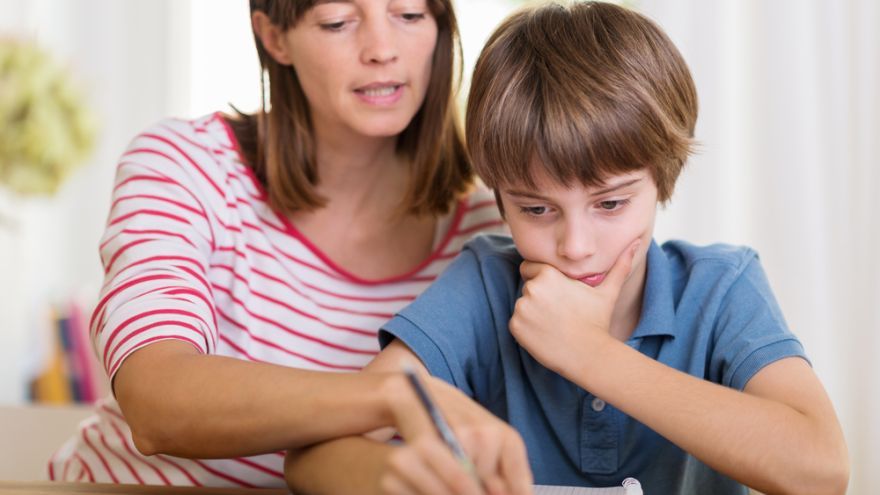 Mnohí odborníci na výchovu detí odporúčajú rodičom, aby im vysvetlili, že písanie domácich úloh majú považovať za jednu zo svojich každodenných domácich povinností a po zvládnutí ktorej môžu byť na seba patrične hrdé. 