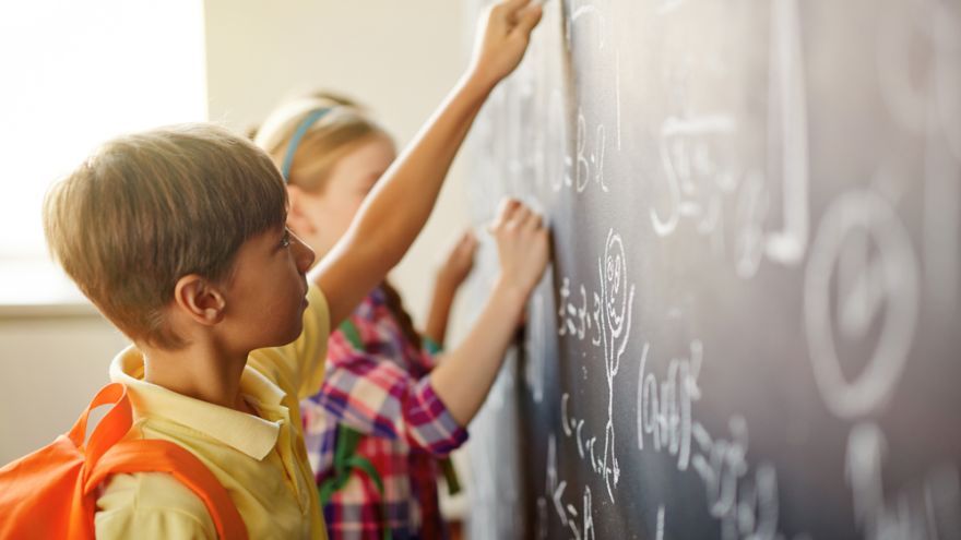 Profesorka matematiky na Stanfordskej univerzite hovorí, že známky demotivujú učenie detí.