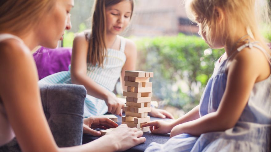 Lawrence E. Shapiro tiež poukazuje na to, že  spolupráca a ústretovosť patria k najdôležitejším predpokladom spoločenského prijatia malých detí. Rozvíjať ju možno aj pomocou kooperatívnych hier.