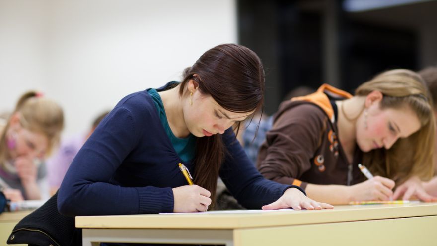 V stredných odborných školách má skúška písomnú, praktickú a ústnu časť.