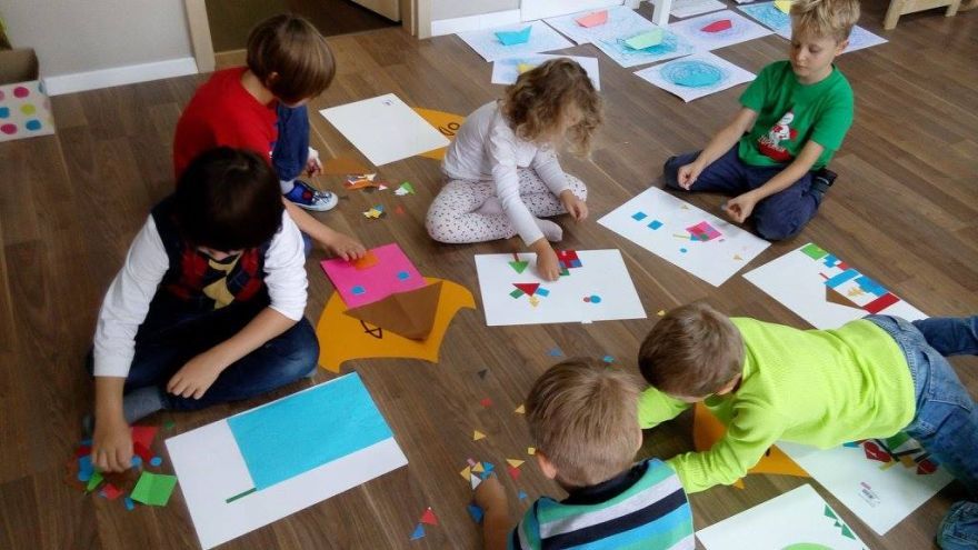 Možnosti domáceho vzdelávania sa na Slovensku pomaly stávajú pre rodičov a ich deti dostupnejšie. Rastúci záujem rodičov je reakciou na štátne vzdelávanie, ktoré napriek reformným snahám zlyháva a stále nedokáže plniť potreby mnohých rodičov a detí. 