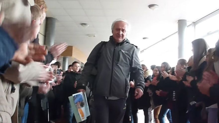 Alain Donnat je 63-ročný učiteľ, ktorý učil deti na francúzskej škole Collège Paul Fort takmer 38 rokov. O nezabudnuteľný odchod z práce sa mu postaralo 700 študentov.