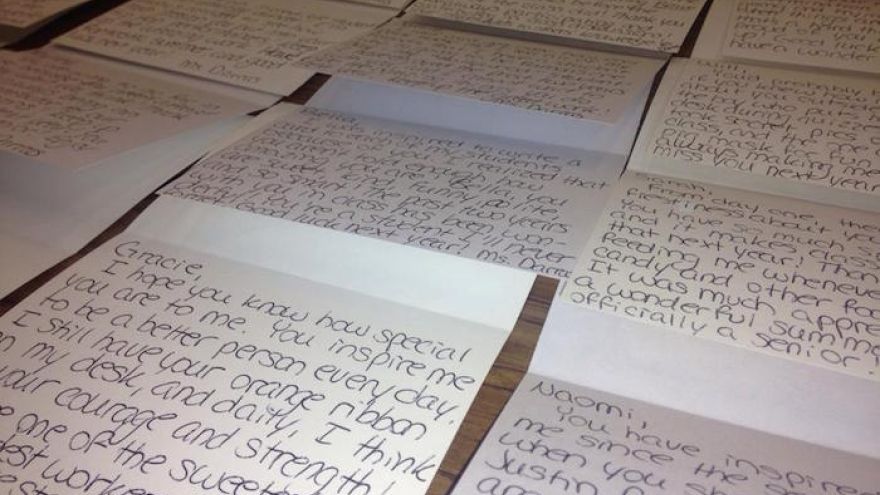 Nedávny pokus žiačky o samovraždu primäl učiteľku urobiť niečo nezvyčajné. Napísala viac ako sto listov svojim žiakom. 