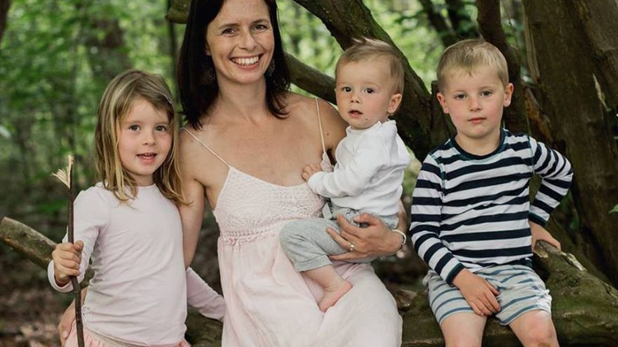 Veronika Hurdová založila blog Krkavčí matka, píše knihy a jej svetom sú 3 malé deti, ktoré vychováva sama.