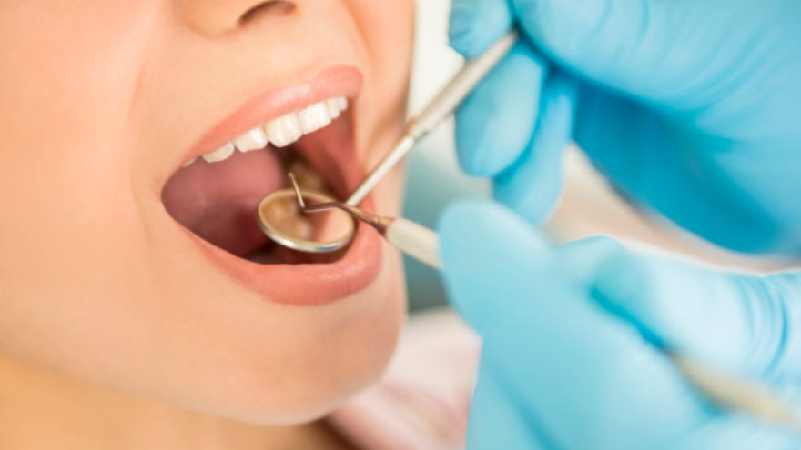 Študentom posledného ročníka zubného lekárstva hrozí, že si z dôvodu chýbajúcej praxe zopakujú semester. 