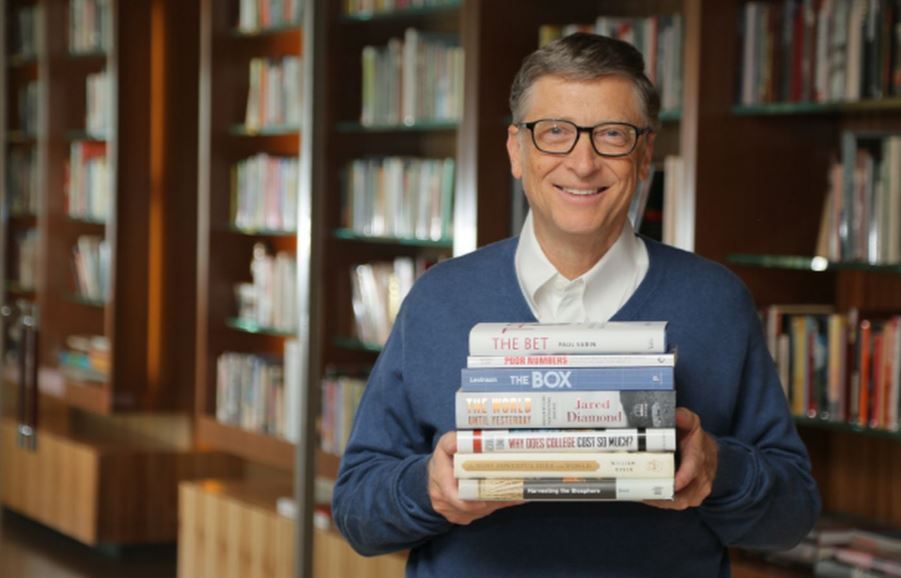 Bill Gates je so svojom manželkou Melindou jedným z najväčších finančných podporovateľov zlepšovania vzdelávania. Budúcnosť vidí v jeho personalizácii. 