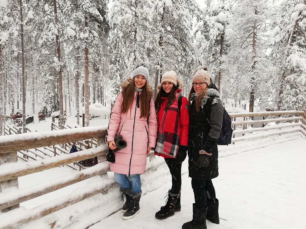 Študentky Adriana Szabová, Lucia Viktorová, Gabriela Pepichová