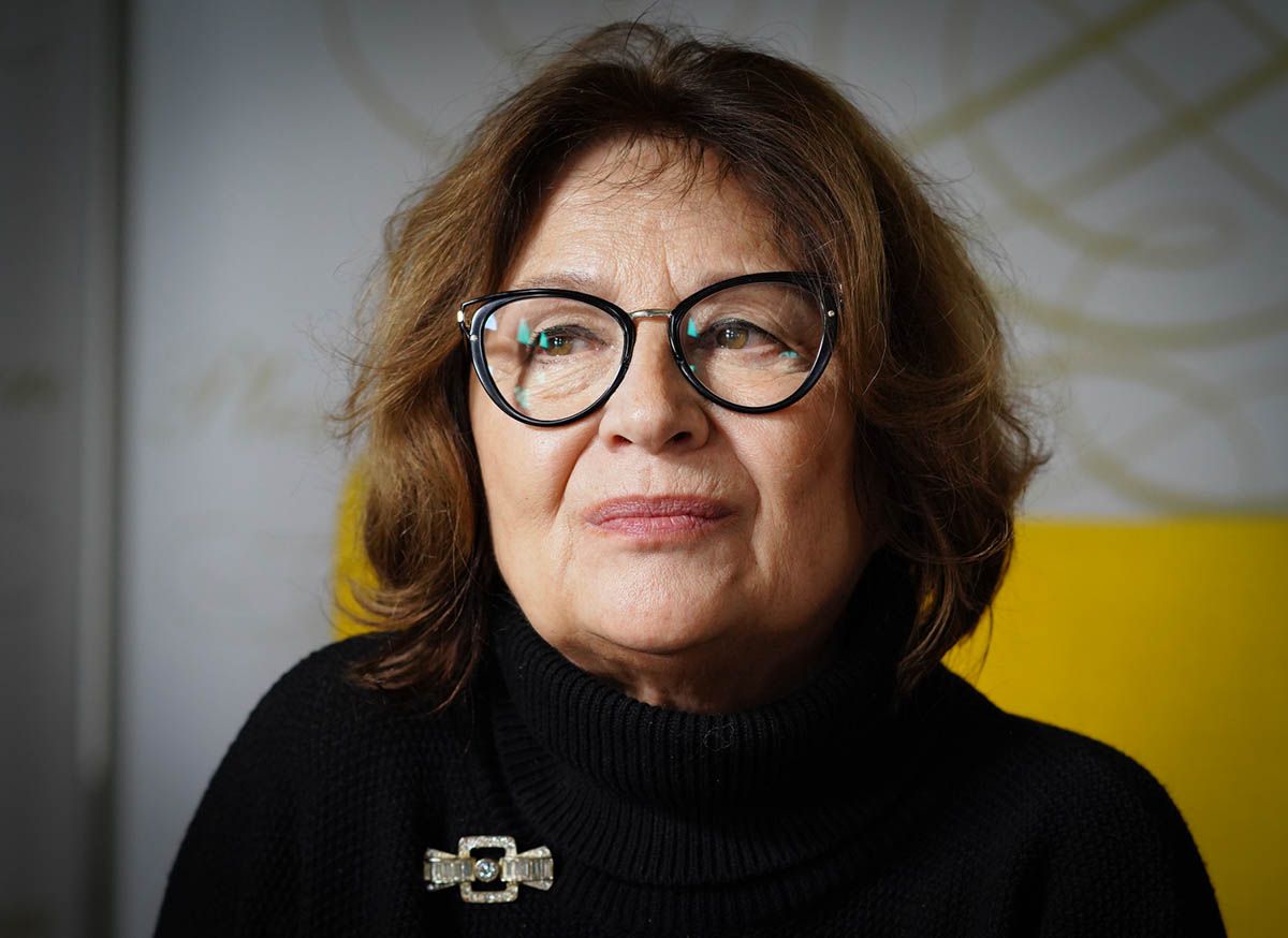 Herečka Emília Vášáryová počas odovzdávania symbolického šeku s výťažkom z Plesu v opere určeného na inkluzívne vzdelávanie detí.