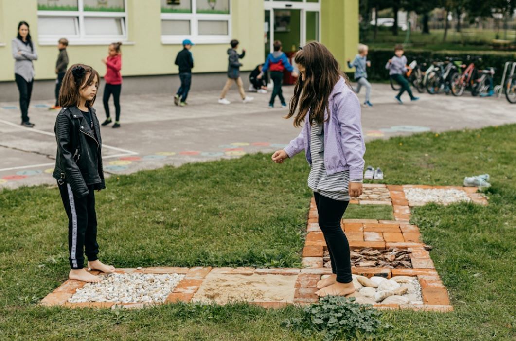 Náučný chodník v ZŠ v Čataji, ktorý vznikol vďaka zberu starých mobilov.