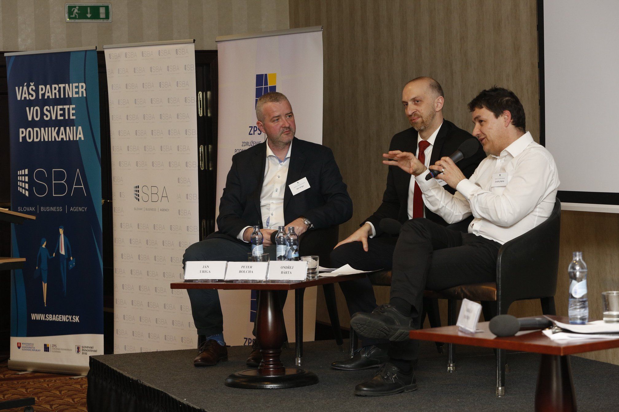 Zľava: Ján Uriga (PwC), Peter Bolcha (Anglo-americká vysoká škola) a Ondřej Bárta (Franklin Covey)