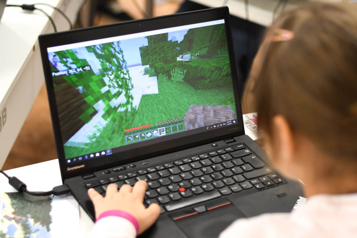V rámci projektu mali deti možnosť hrať aj špeciálnu enviro verziu svetovo známej hry Minecraft. / Foto: Zuzana Gránska