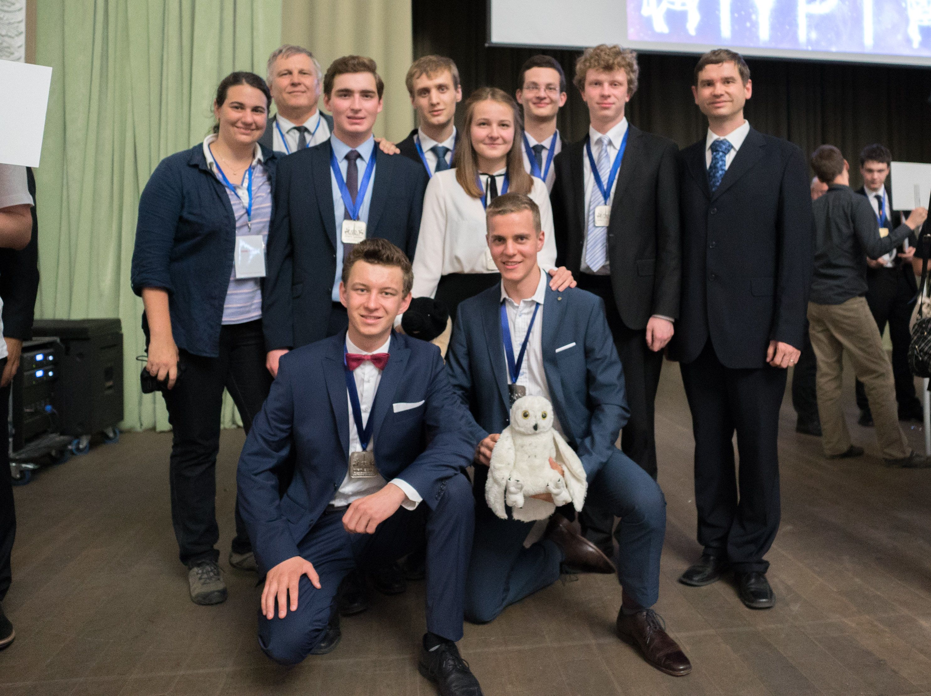 Mladí fyzici so svojimi učiteľmi na Turnaji mladých fyzikov v Yekaterinburgu