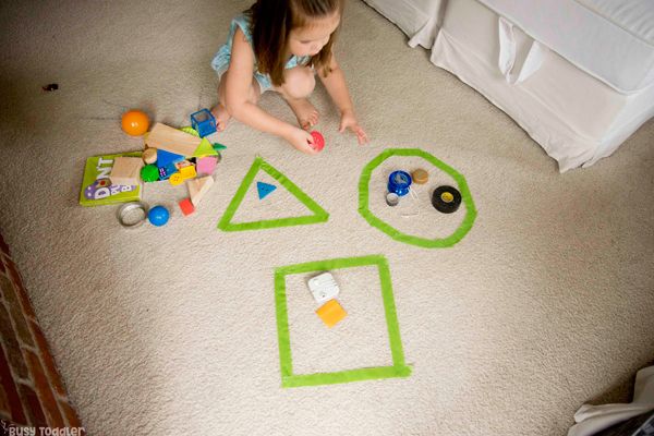 Triedenie geometrických tvarov pomocou reálnych predmetov. Foto: busytoddler.com