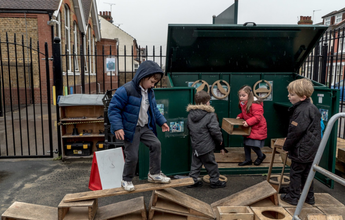 Detské ihrisko, kde si deti samy stavajú vlastné prekážky. / Foto: Andrew Testa