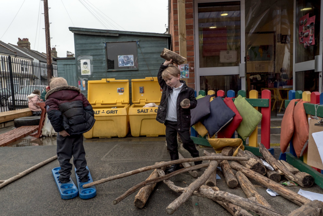 Detské ihrisko, ktoré nespĺňa bezpečnostné normy.  / Foto: Andrew Testa