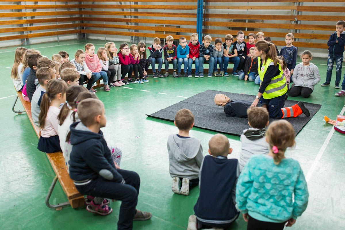 Kurzy prvej pomoci sa deti učia pod vedením záchranárov Falck