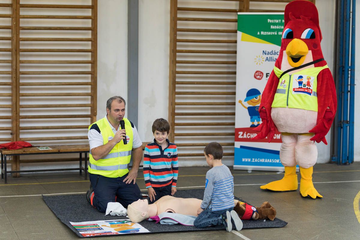 Na kurzy prvej pomoci s deťmi dohliada aj maskot sokol Falko