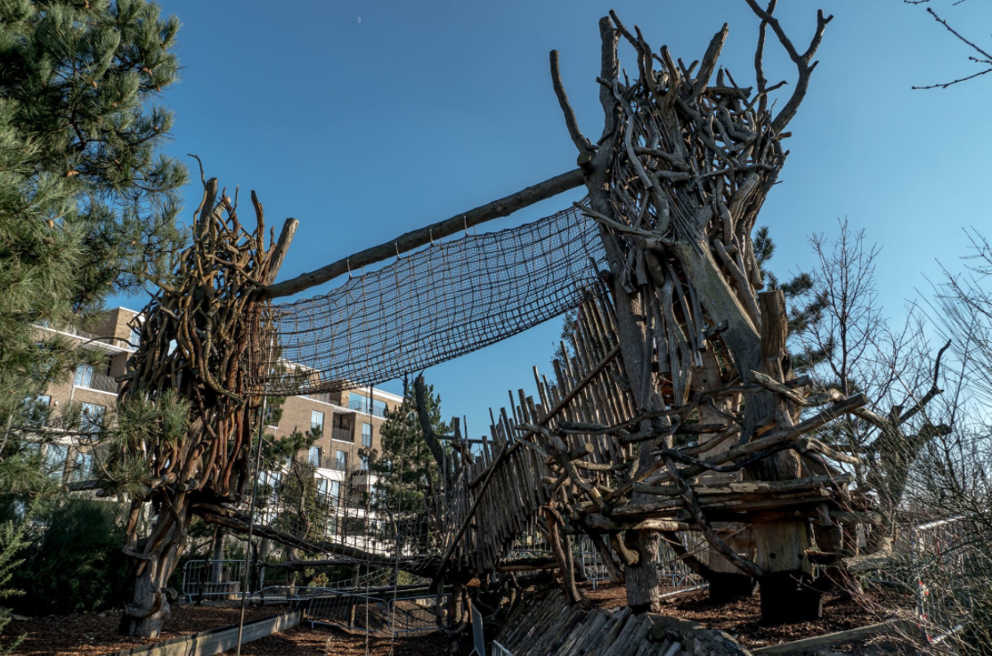 Detské ihrisko z prírodných materiálov, ktoré nepochádza z fabriky a nespĺňa žiadne bezpečnostné parametre./ Foto: Andrew Testa