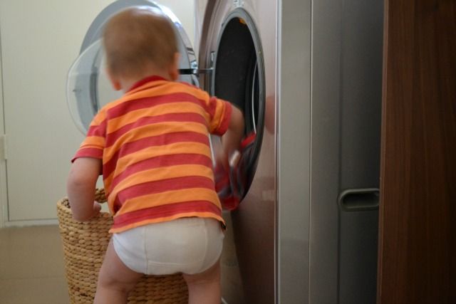 Deti vám rady pomôžu aj pri nakladaní práčky. Stačí im dať príležitosť.