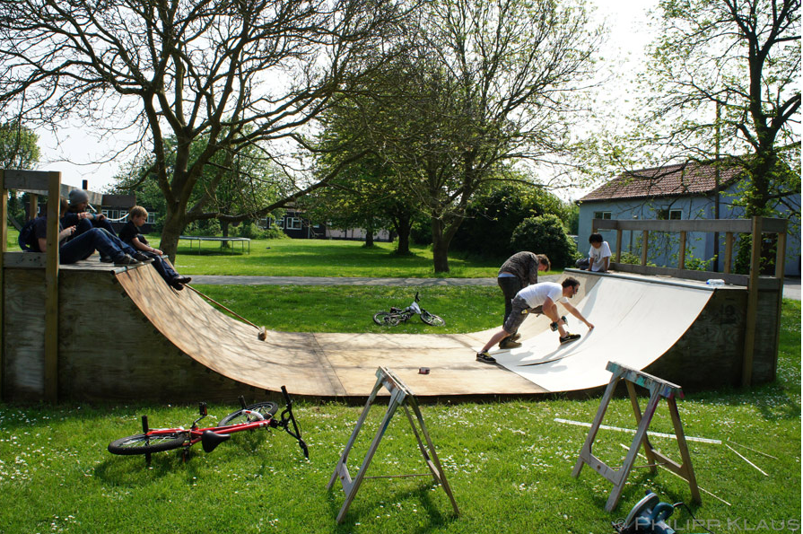 V Summerhill im nechýba ani dostatok pohybu v prírode. Učia sa aj veci ako bežní chalani v meste napr. jazdu na skateboardoch na rampe.