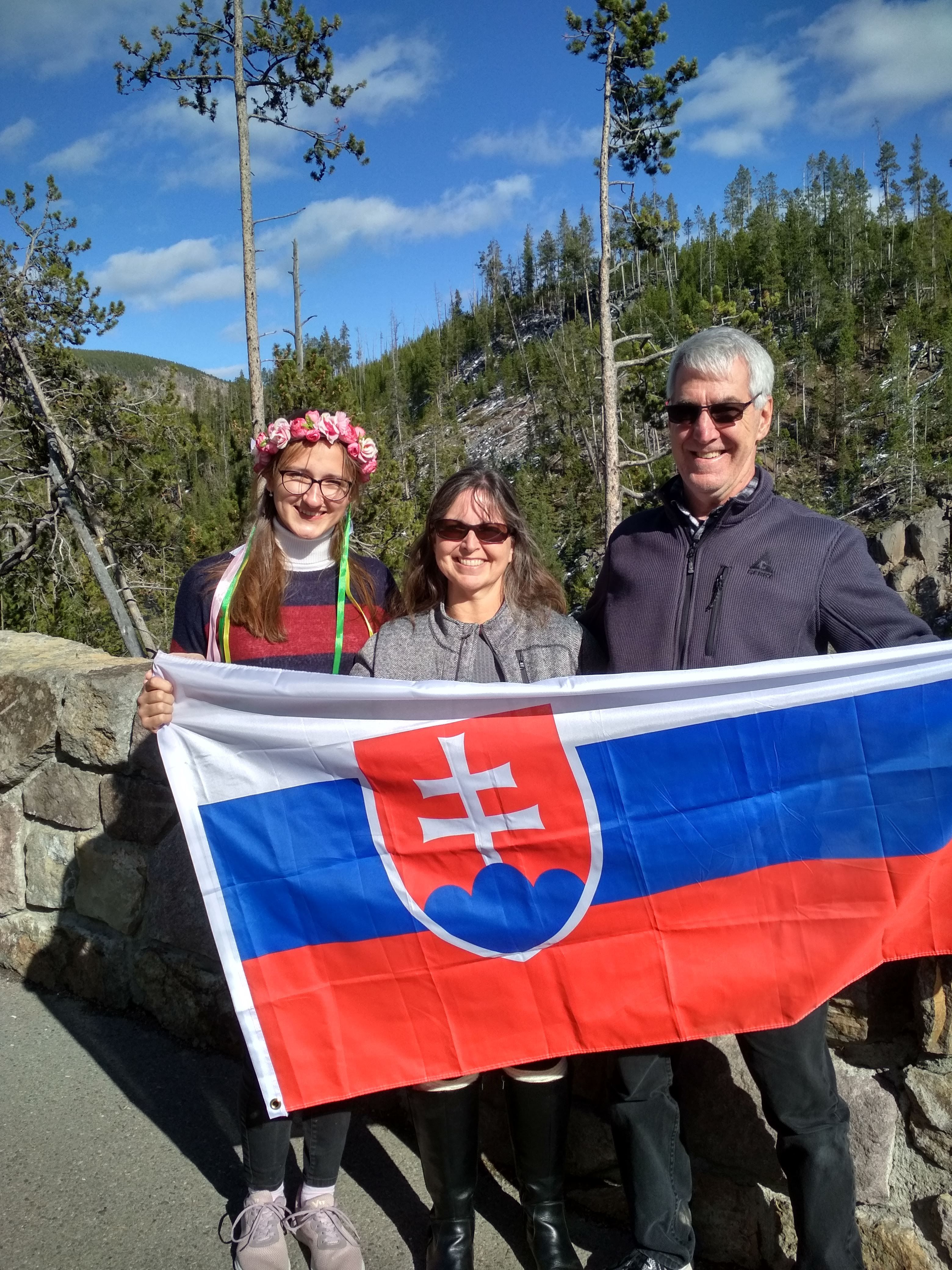 Štúdium na strednej škole v USA zadarmo - výmenná študentka Kristína s americkými rodičmi / Foto: KS