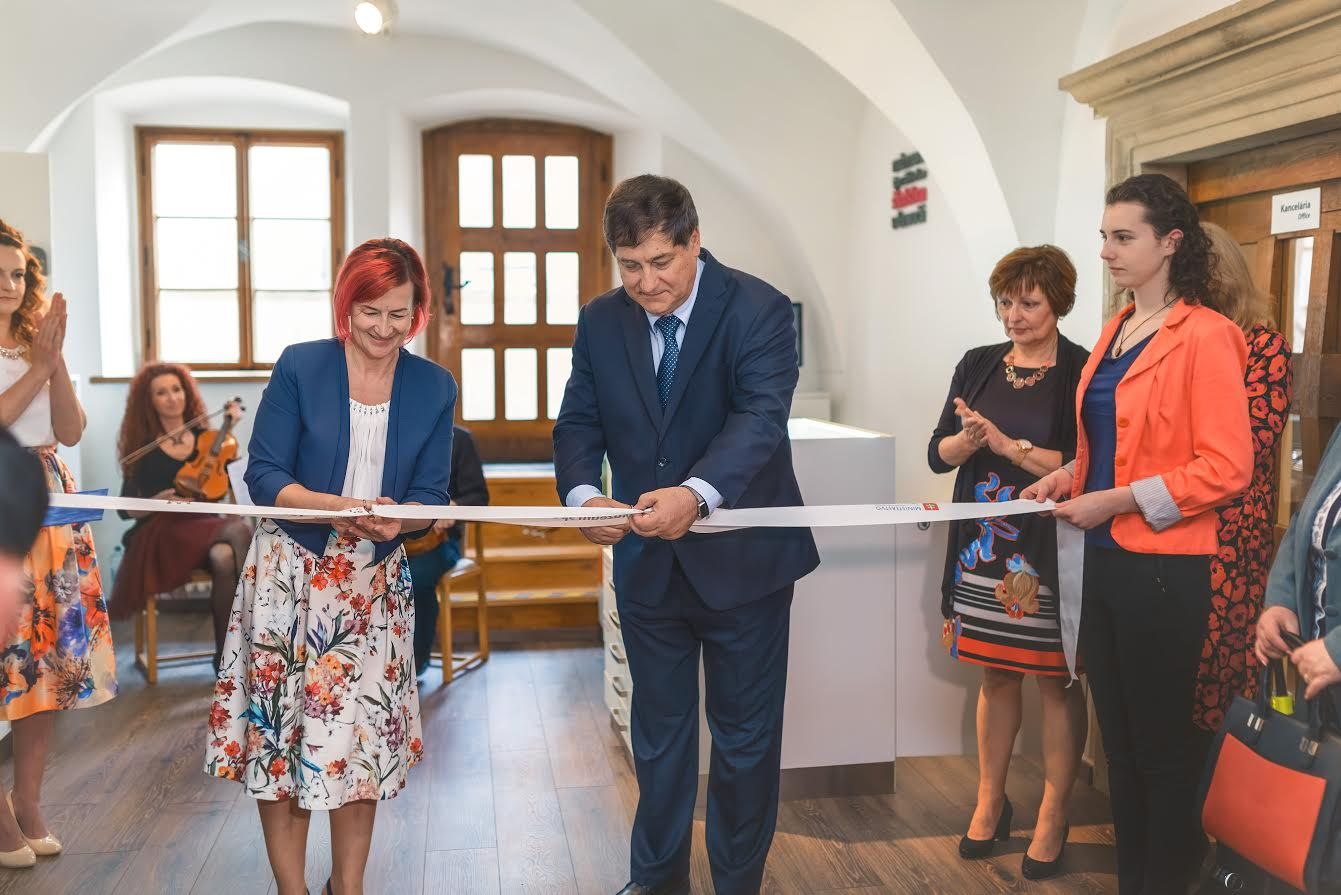 Ján Turňa, generálny riaditeľ Centra vedecko-technických informácií v Bratislave (CVTI SR) a Štefánia Petreková, vedúca múzea.